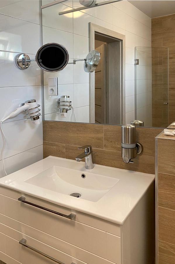 Brut Wine Hotel Зарасай Экстерьер фото